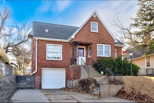 Building Photo - Maple Street
