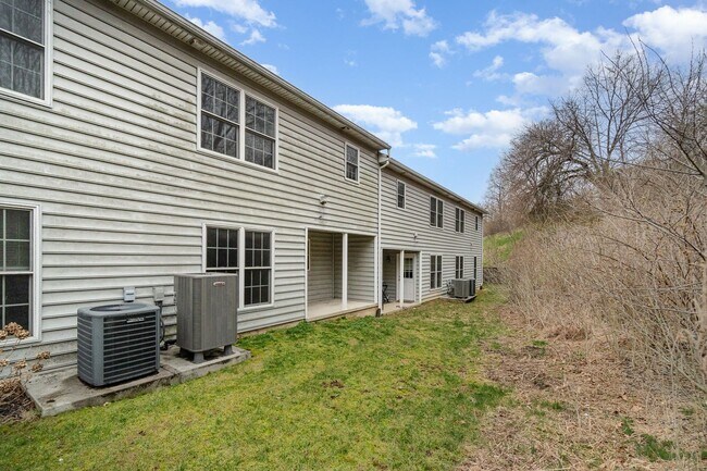 Building Photo - Welcome to this 3 bedroom, 2.5 bathroom to...