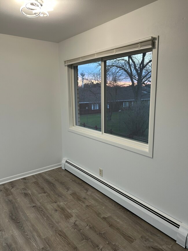 Building Photo - 1002 Main St