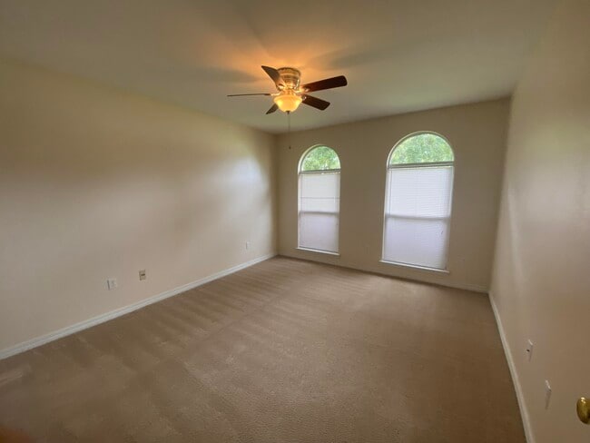 Building Photo - 2360 Crescent Rd