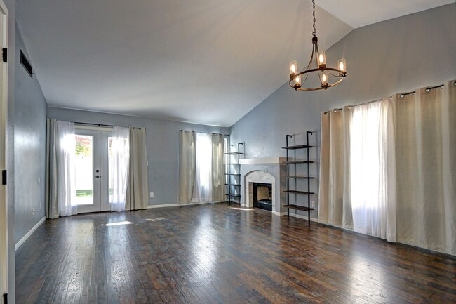 Building Photo - 1521 Desert Ridge Ave