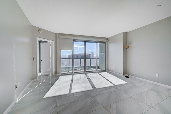 Building Photo - Turnberry Towers 2704- Strip/City Views fr...