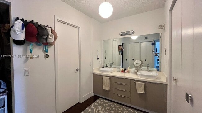 Building Photo - 3701 N Country Club Dr