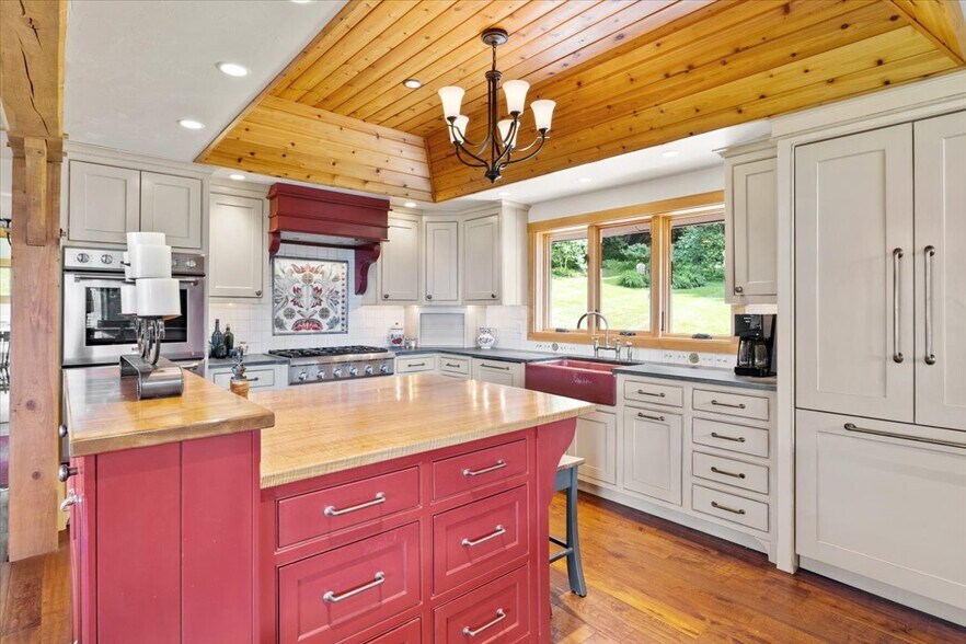 Building Photo - 682 Ski Valley Rd