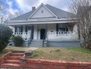 Building Photo - 4 Bedrooms!!