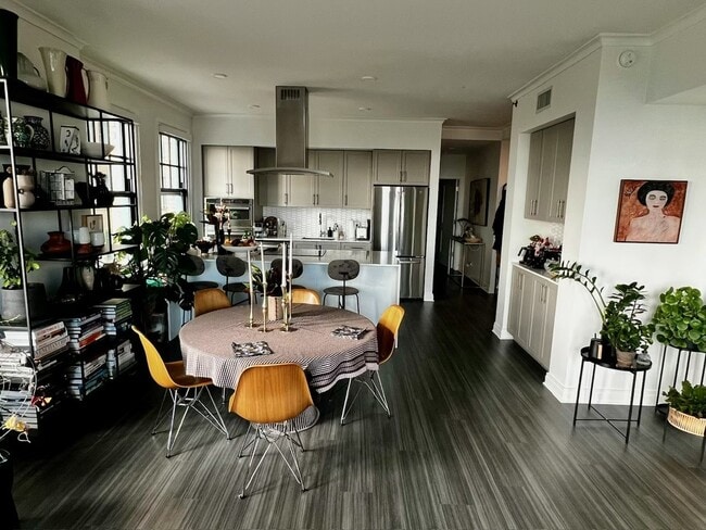 Building Photo - 2300 N Lincoln Park W