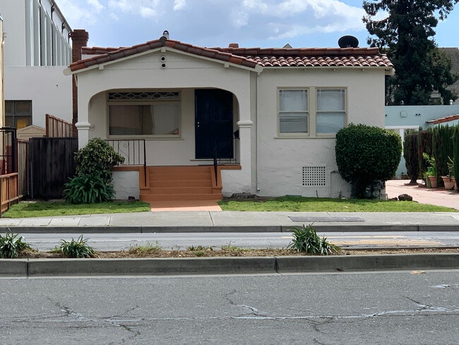 Building Photo - 515 Davis St