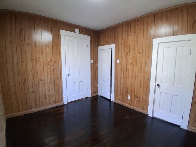 Building Photo - 206 W 7th St