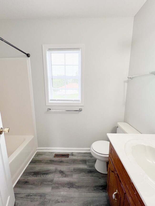 Building Photo - 3 Bedroom 2 Bathroom Home located on a cor...