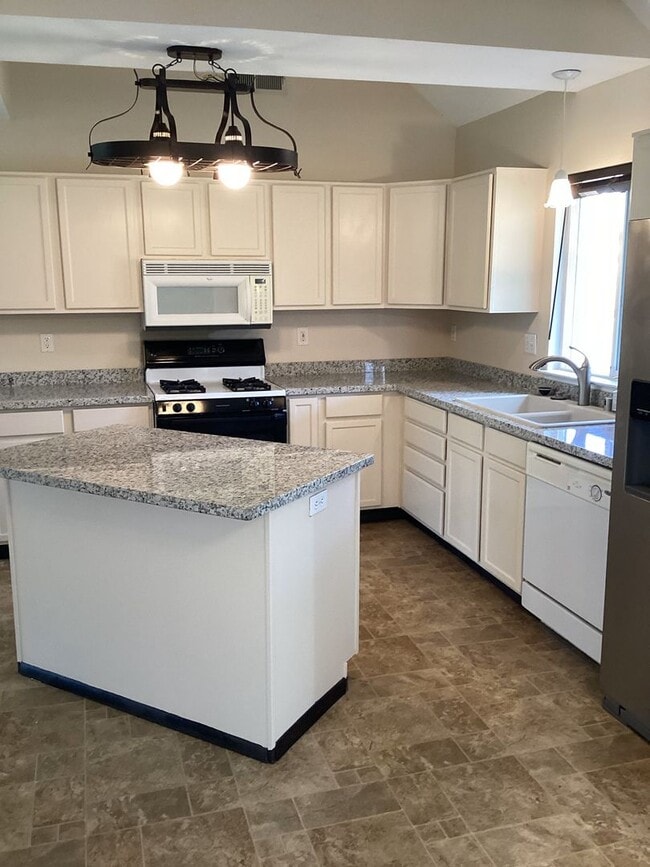 Building Photo - Newly renovated home, close to East ave shopping