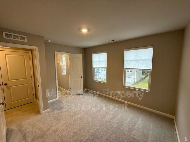Building Photo - 427 Deercroft Dr