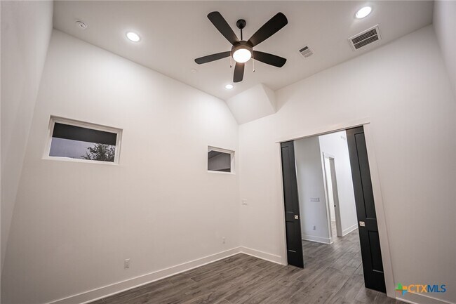 Building Photo - 2109 Bella Vista