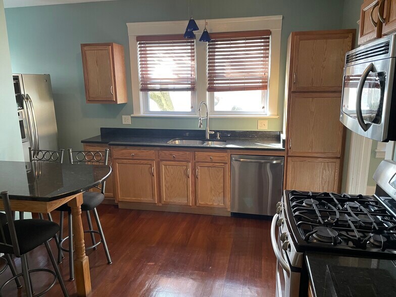 Building Photo - 5 8th Ave