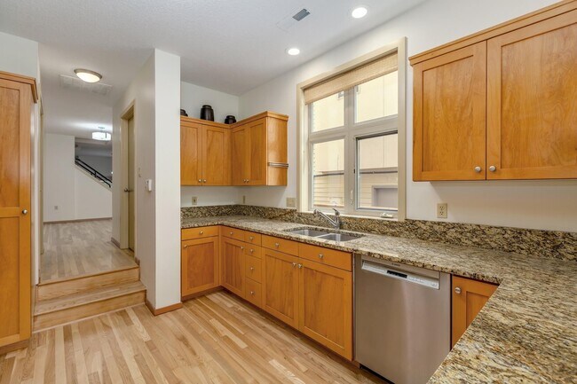 Building Photo - Stunning Townhome Style in NE Portland Lloyd Center District