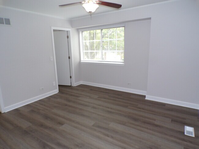 Building Photo - 13 Redbud Ct