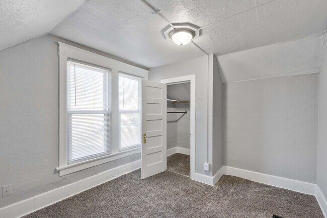 Building Photo - Don't Miss Out On This Amazing 3 bed 1 1/2...