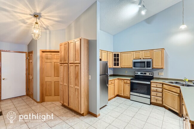 Building Photo - 12375 Walnut Dr