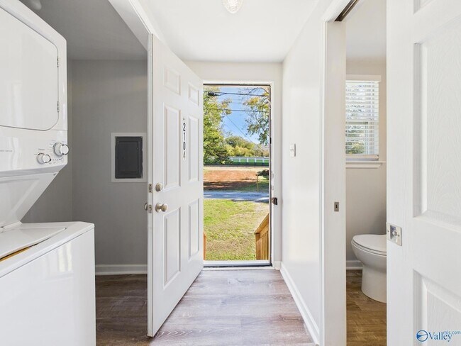 Building Photo - 2104 Levert St NE