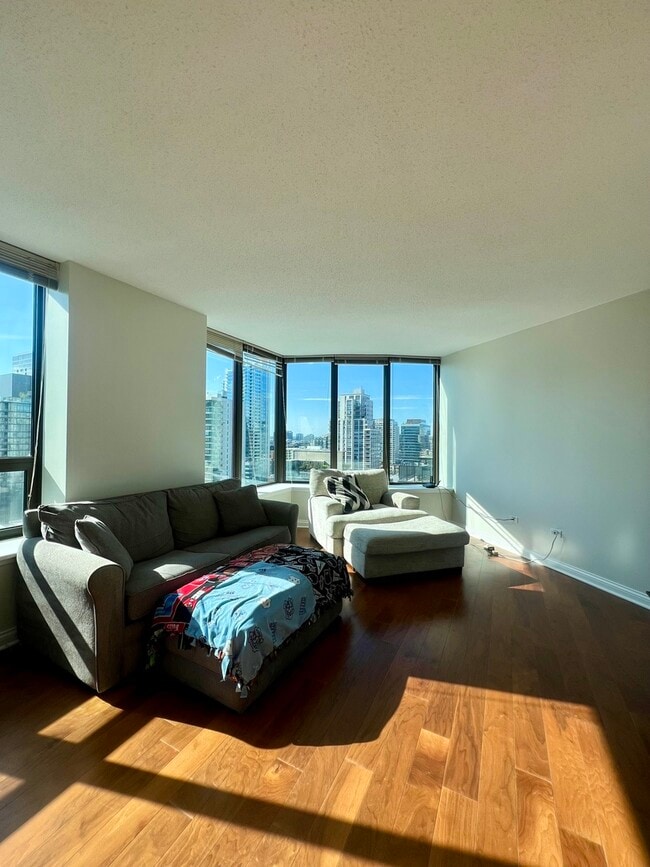 Building Photo - 400 N La Salle Dr