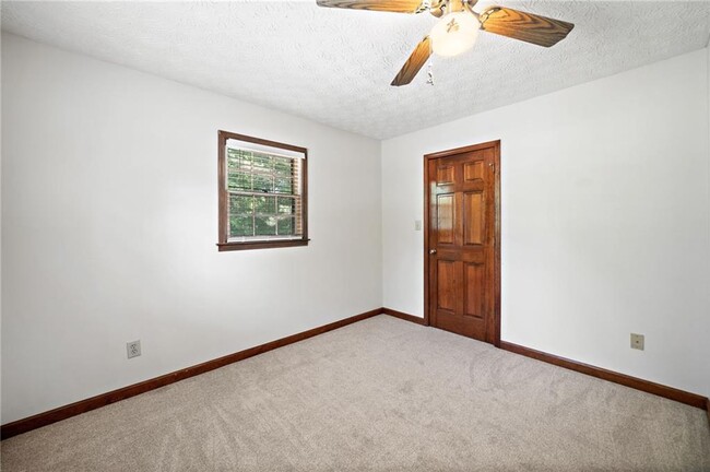 Building Photo - 106 Robinhood Dr