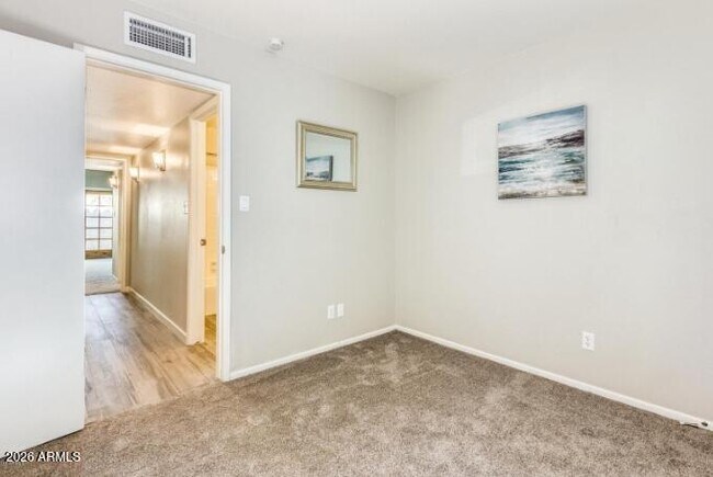 Building Photo - 2 E Loma Ln