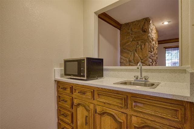 Building Photo - 4020 San Mateo Dr