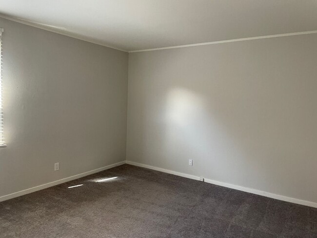 Building Photo - Welcome Home to 5 bedrooms 3 baths!