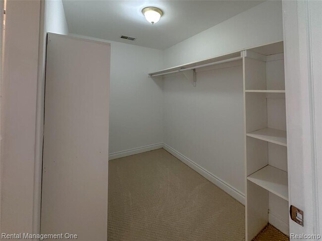 Building Photo - 5742 Putnam Dr