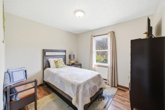 Building Photo - 392 Minga Rd