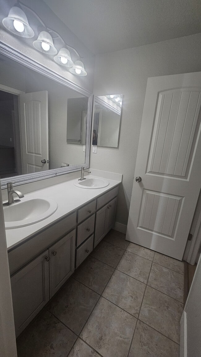 Building Photo - 3157 Rogue River Dr