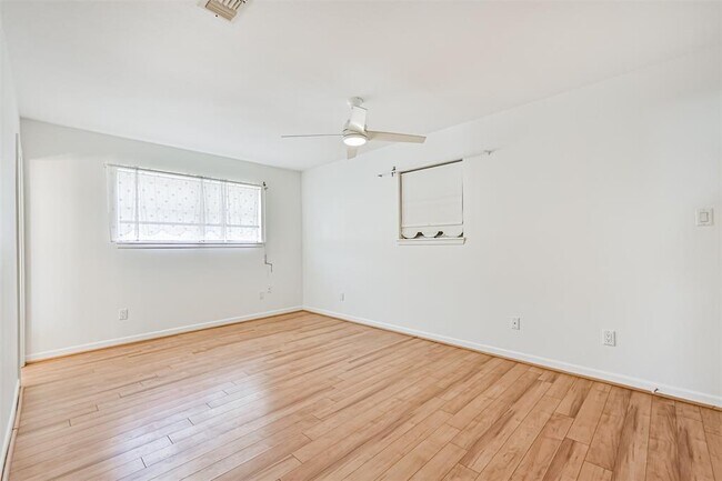 Building Photo - 2920 Heron Dr