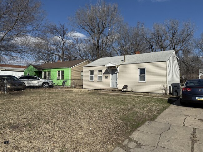 Building Photo - 1738 N Poplar Ave