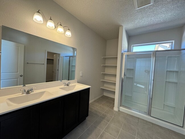 Building Photo - Energy Efficient Home 3 bed home. Move In Special!