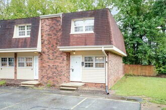 Building Photo - Two Bedroom End Unit Home!