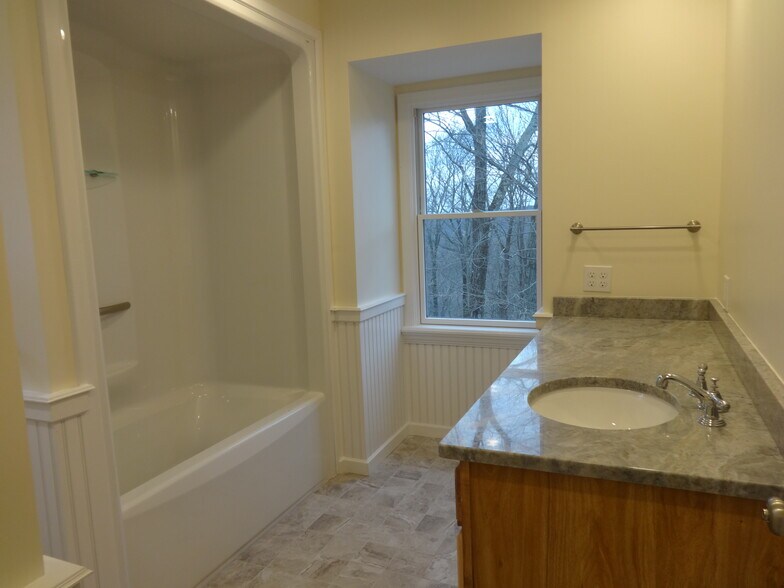 Full Bath with W/D - 30 Grandview Dr