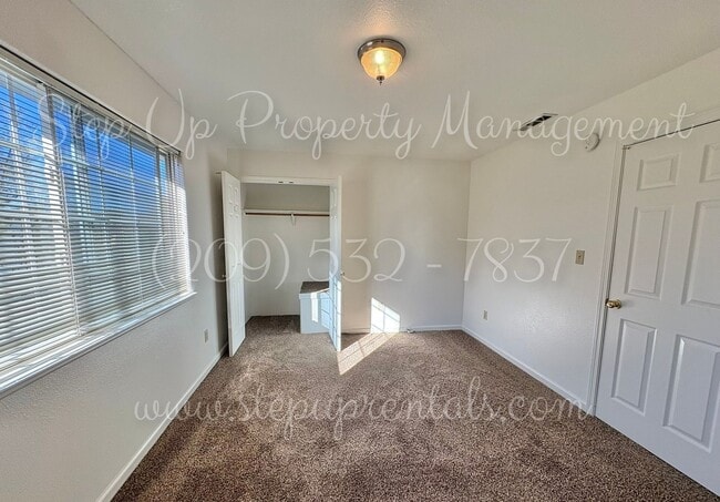 Building Photo - Bright and Freshly Updated 3 Bed 1.5 Bath ...