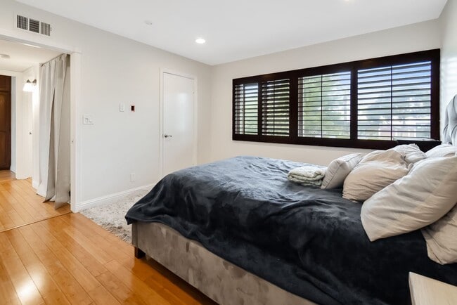 Building Photo - Unbeatable Location! Bright 1 Bed, 1 Bath ...