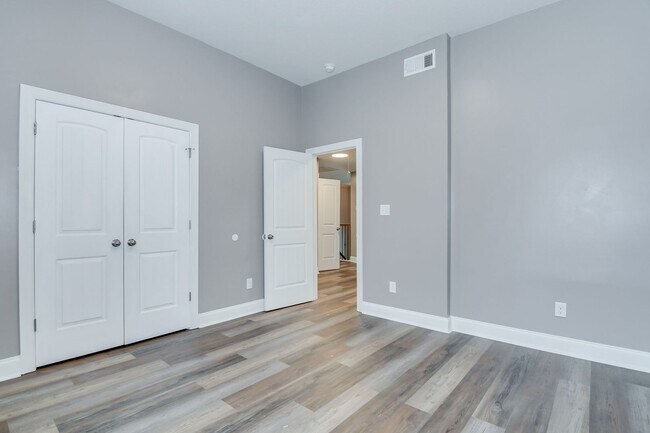 Building Photo - Updated 4 Bedroom 2.5 Bath