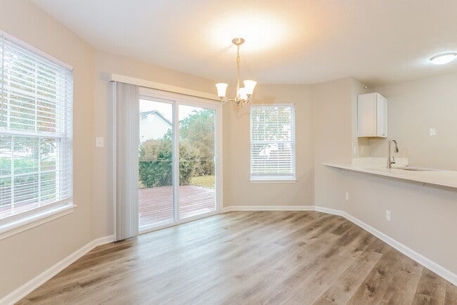 Building Photo - 914 Claiborne Ln