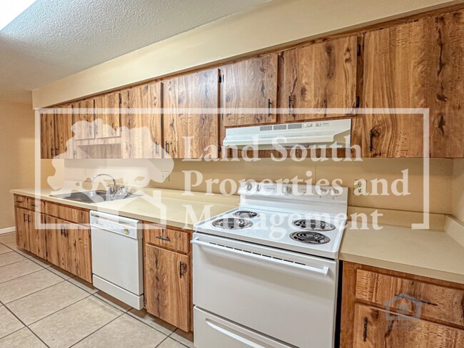 Building Photo - 2527 Crystal Lake Acres Dr