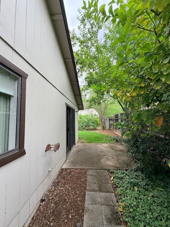 Building Photo - Beautiful 55+ home in Paris Park!