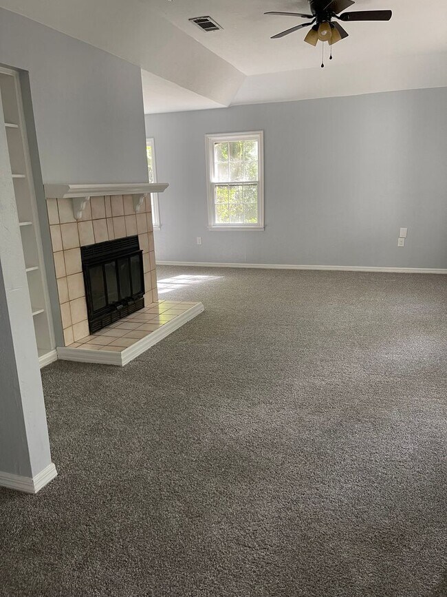 Building Photo - Spacious 2/2 with 2 Car Garage and W/D Hoo...