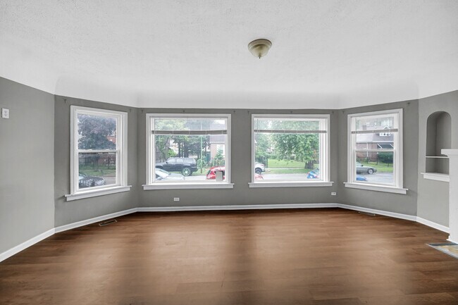 Building Photo - 1126 E 81st Pl
