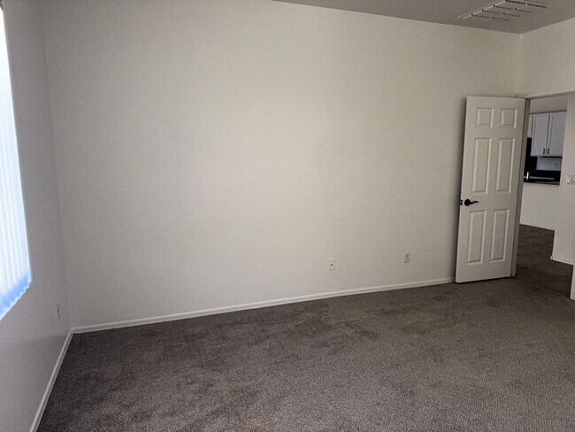 Building Photo - 4 BEDROOM HOME IN LITCHFIELD MANOR WITH 3 ...