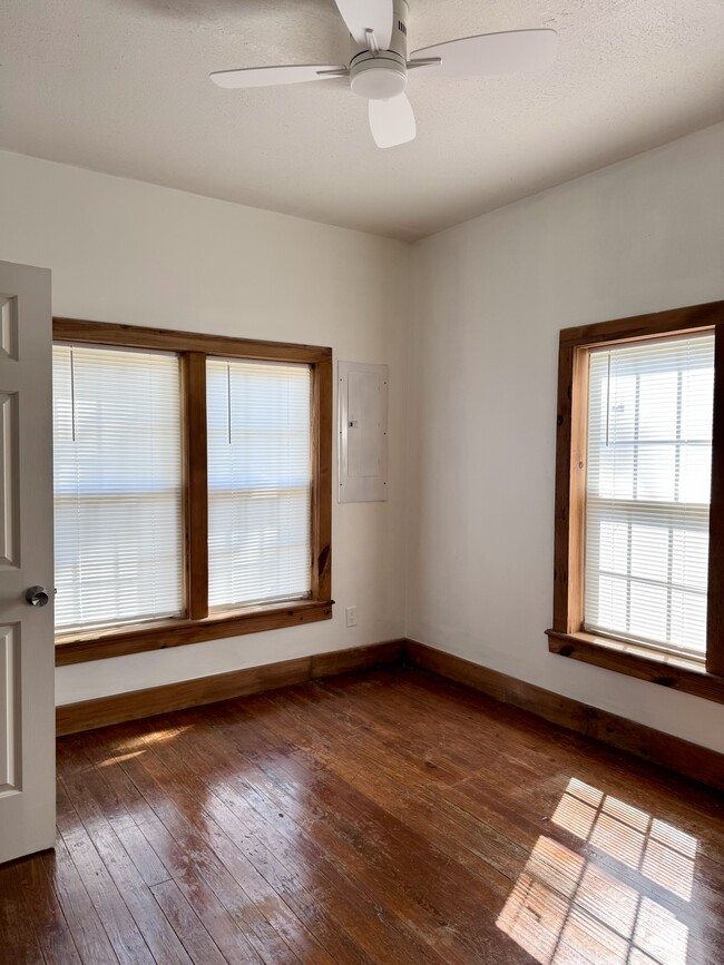 Building Photo - 311 N Division St