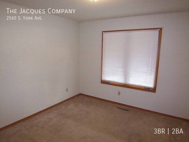 Building Photo - 2560 S York Ave