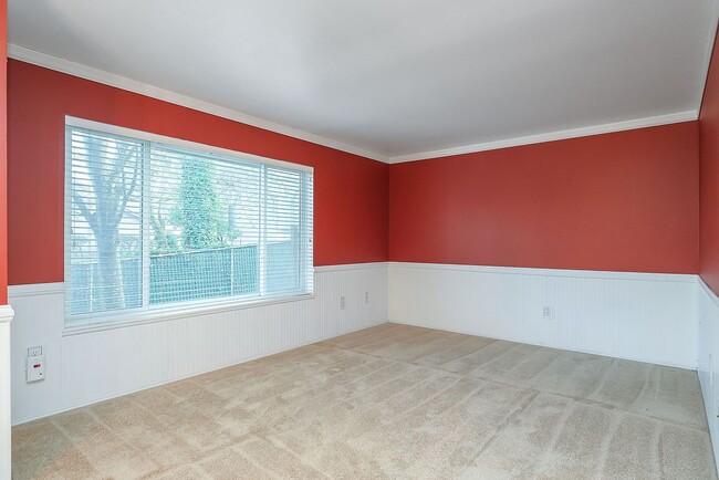 Building Photo - Great Location! 2 bedroom, 2.5 Bathroom To...