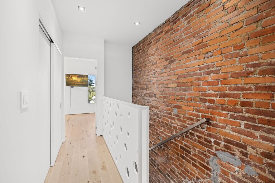 Building Photo - 619 10th Street NE