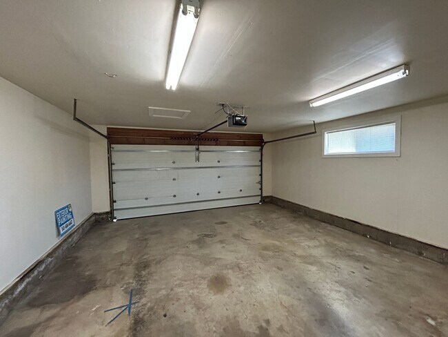 Building Photo - 4 Bedroom / 2 Bathroom Home in SW Redmond