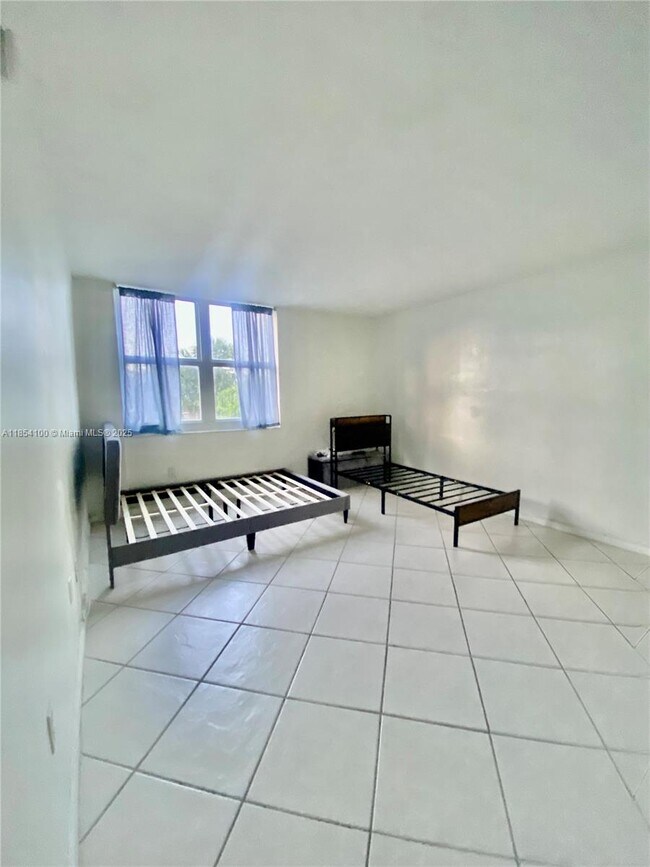 Building Photo - 10350 W Bay Harbor Dr